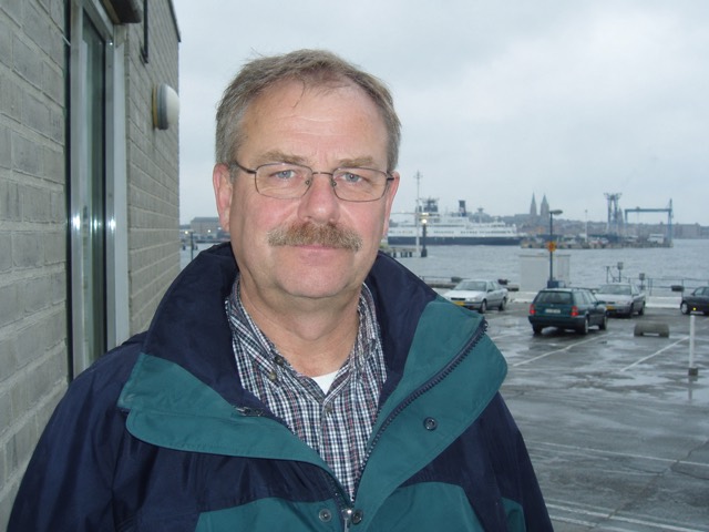 KI-generierter Digicam-Schnappschuss des fiktiven Björn mit Schnauzbart und Windjacke